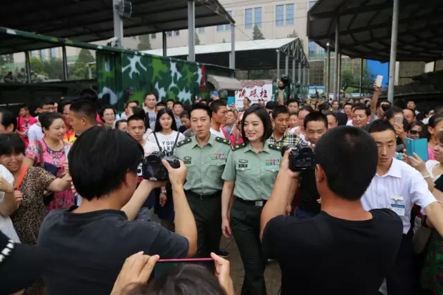 八一，軍事博物館廣場上發(fā)生了這一幕