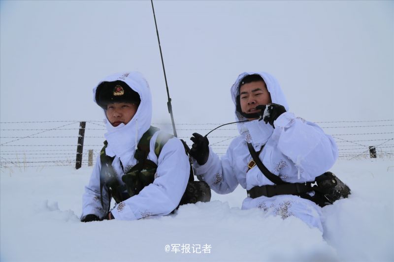 新疆塔城邊防巡邏積雪齊腰深