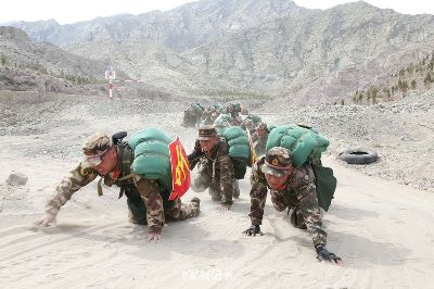 武警野外拉練沒想象那么輕松