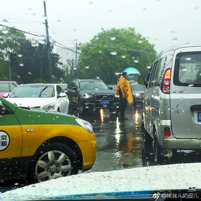 溫情！冷雨中那些陌生人