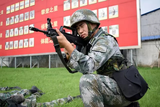 看到父親的軍裝照，他確定了自己的夢想