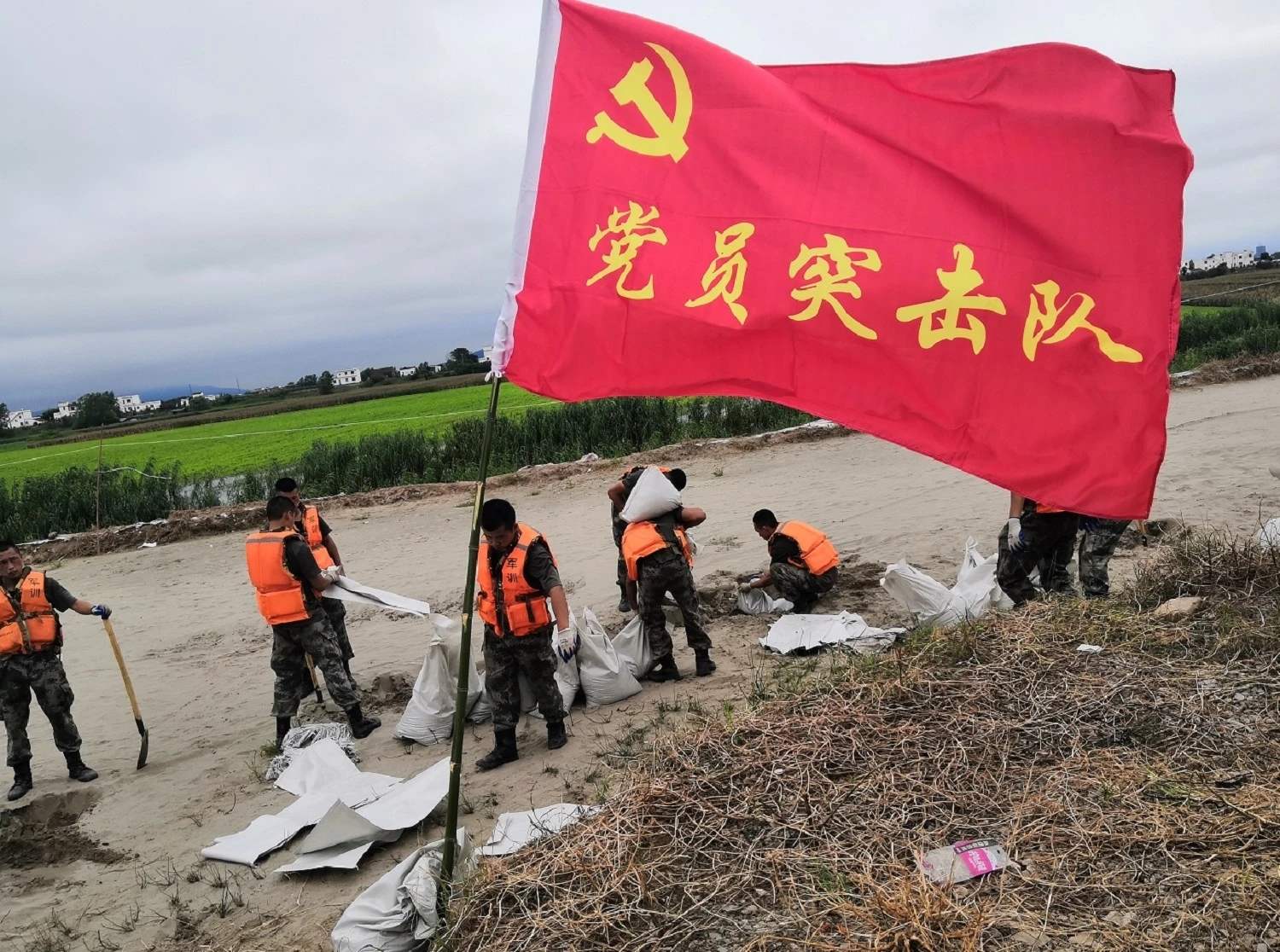 讓黨旗在防汛救災(zāi)第一線高高飄揚(yáng)