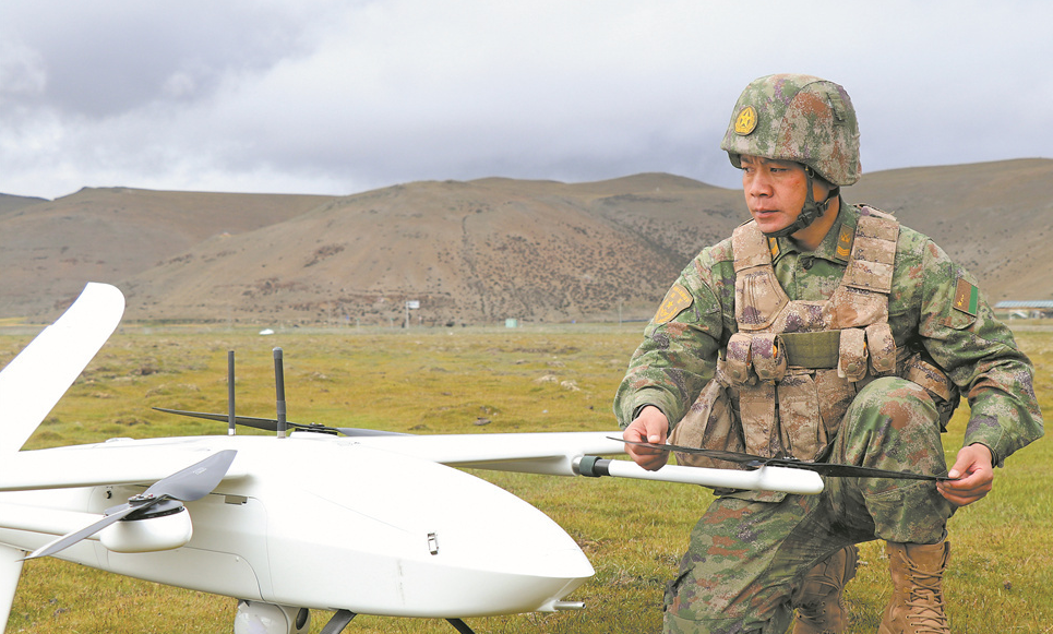 追蹤陸軍某旅二級軍士長向?qū)捪槁耦^鉆研新裝備訓(xùn)練的經(jīng)歷