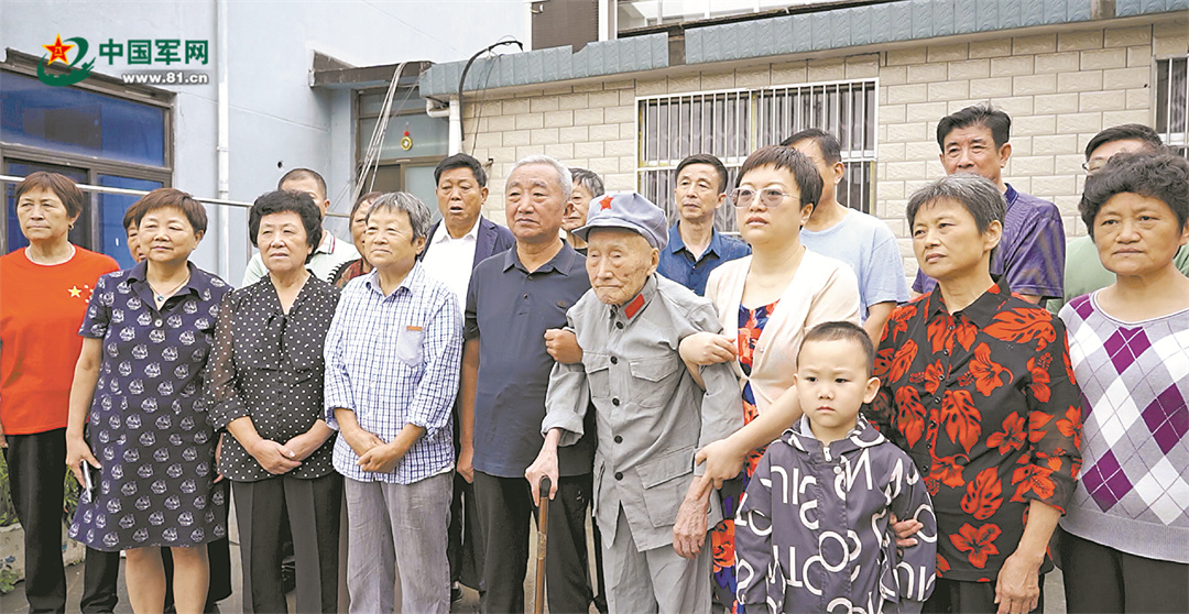 江蘇泰州市109歲老紅軍吳九成國(guó)慶當(dāng)日攜全家四代升國(guó)旗